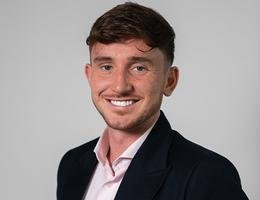 العميل Callum  Russell