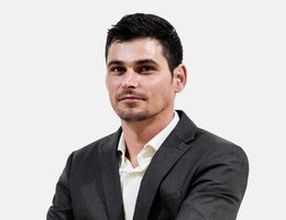 العميل Gray Foster