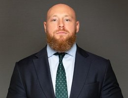 العميل Adam Light