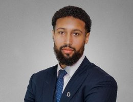 العميل Dominic Forster