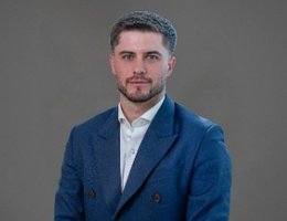 العميل Josh Ebden