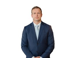 العميل Adam  Webber