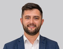 العميل  Callum Thomas