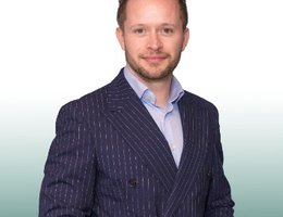 العميل Lukas  Riegel