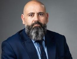 العميل Neill Farkhondeh