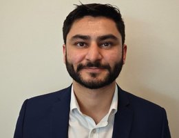 العميل Umer Adam
