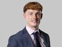 العميل Matthew Lewis