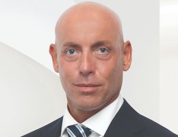 العميل James Noble