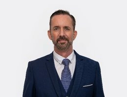 العميل Christopher Newcombe