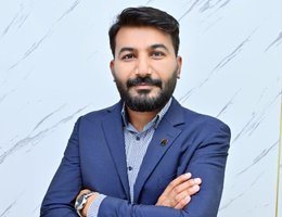 العميل Adeel Rafique