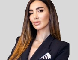 العميل Adriana Andras