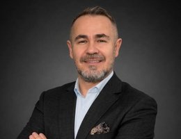 العميل William  Nakad