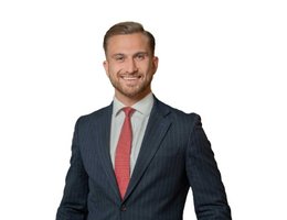 العميل Lewis Hughes