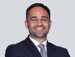 العميل John May