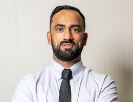 العميل Adnan Riasat