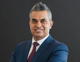 العميل Dave Chaggar