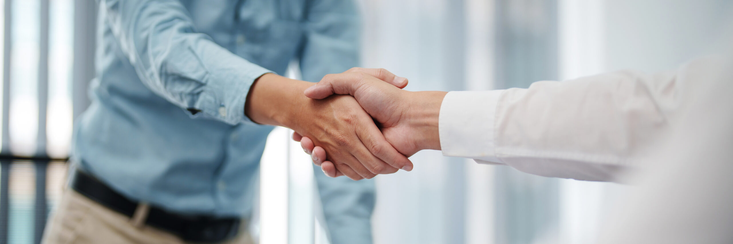 Real estate agent handshake with client — lead qualification and closing in Dubai, UAE property market; BANT/CHAMP framework, WhatsApp follow-up, CRM pipeline.