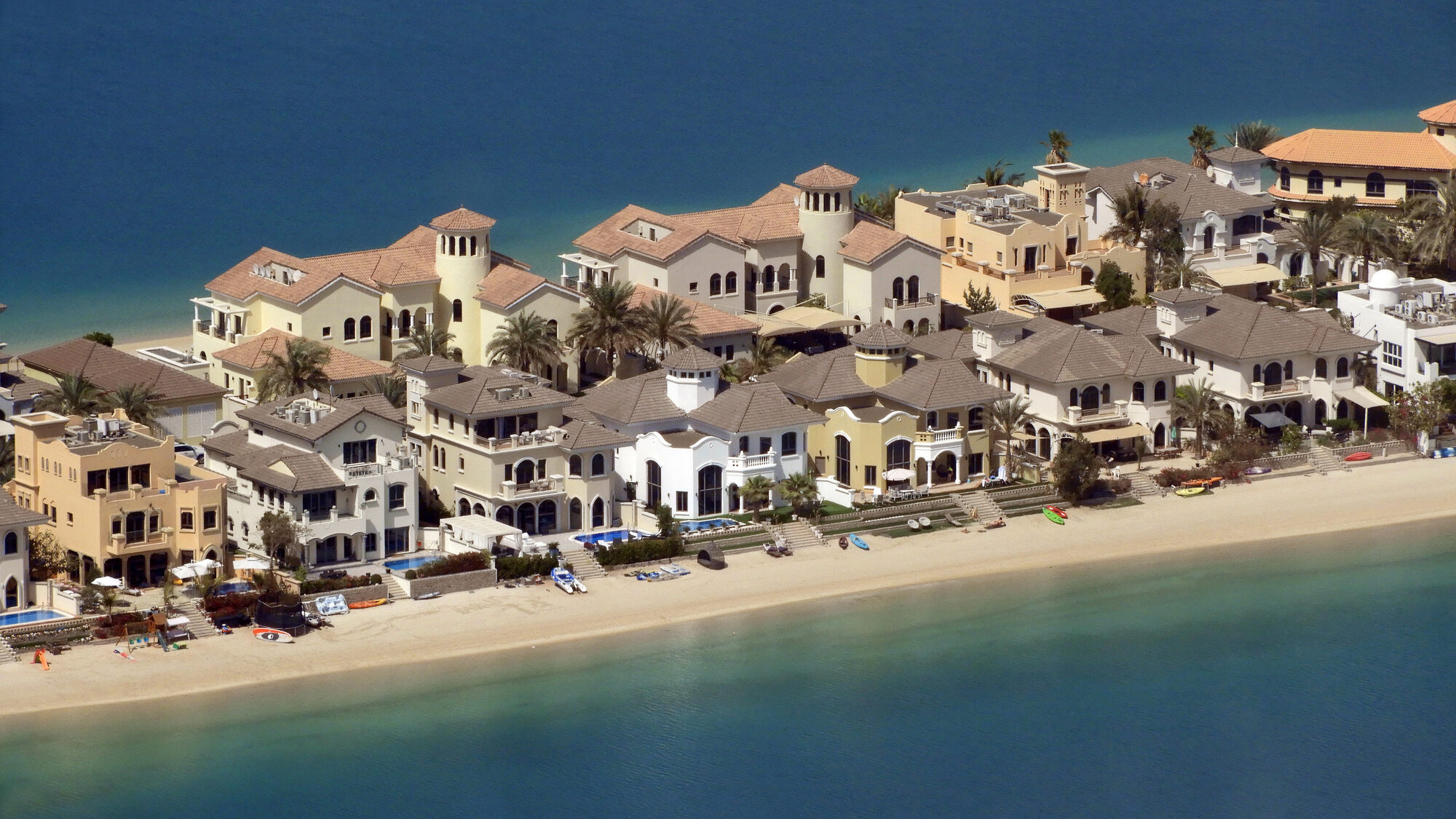 Aerial view of luxury beachfront villas on Palm Jumeirah in Dubai, UAE, symbolising high-value real estate markets where WhatsApp opt-in funnels help agents capture and convert qualified property leads.