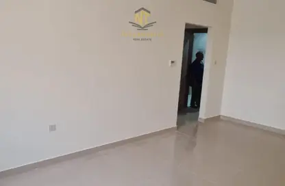 شقة - 2 غرف نوم - 2 حمامات للايجار في بناء النباعة - النبعة - الشرق - الشارقة