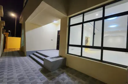 صورة لـ استقبال / بهو فيلا - 5 غرف نوم - 6 حمامات للايجار في القبيسات - المشرف - أبوظبي ، صورة رقم 1