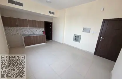 شقة - 1 حمام للايجار في برج الكورنيش - طريق كورنيش عجمان - عجمان
