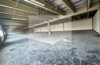 Warehouse - Studio - 4 Bathrooms for rent in Mussafah - Abu Dhabi