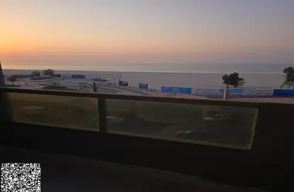 شقة - 3 غرف نوم - 3 حمامات للايجار في مساكن كورنيش عجمان - طريق كورنيش عجمان - عجمان