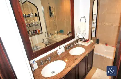 Apartment - 2 Bedrooms - 2 Bathrooms for sale in Zanzebeel 1 - Zanzebeel - Old Town - Dubai