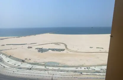 شقة - 2 غرف نوم - 2 حمامات للايجار في مساكن كورنيش عجمان - طريق كورنيش عجمان - عجمان