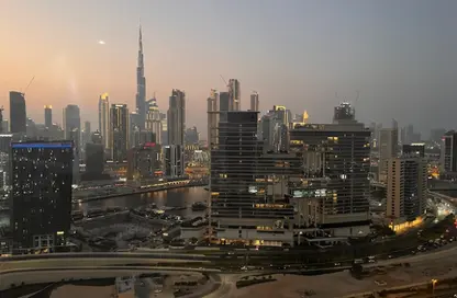 شقة - 1 حمام للايجار في رأسًا على عقب - الخليج التجاري - دبي