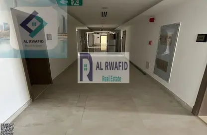 عمارة بالكامل - استوديو - 8 حمامات للايجار في برج الكورنيش - الرميلة - عجمان