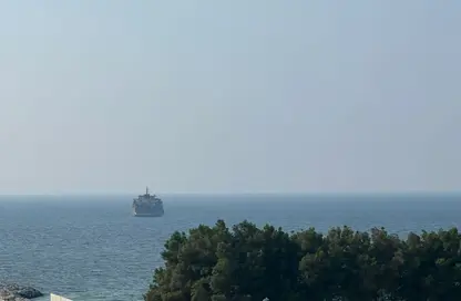 شقة - 2 غرف نوم - 2 حمامات للايجار في مساكن كورنيش عجمان - طريق كورنيش عجمان - عجمان