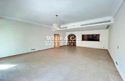Empty Room image for: Apartment - 2 Bedrooms - 3 Bathrooms for rent in Jash Hamad - Shoreline Apartments - Palm Jumeirah - Dubai, Image 1