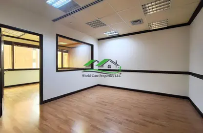 محل - استوديو - 2 حمامات للايجار في برج حمدان - الشارع الشرقي - شارع حمدان - أبوظبي