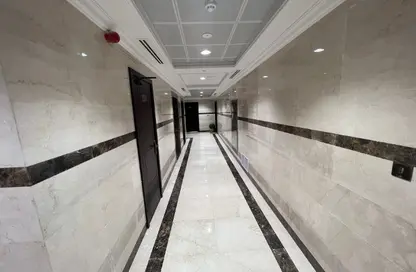 عمارة بالكامل - استوديو - 8 حمامات للبيع في ام ان-5 - مصفح الصناعية - مصفح - أبوظبي
