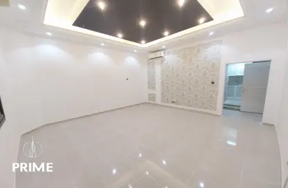 Empty Room image for: Apartment - 1 Bathroom for rent in Al Khalidiya - Abu Dhabi, Image 1