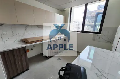 شقة - غرفة نوم - 2 حمامات للايجار في الجادة - الشارقة