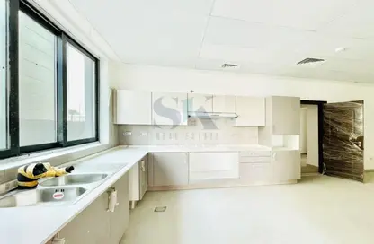 فيلا - 4 غرف نوم - 4 حمامات للايجار في القرية الغربية - الفرجان - دبي