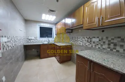 صورة لـ مطبخ شقة - 2 غرف نوم - 3 حمامات للايجار في المعمورة - منطقة المرور - أبوظبي ، صورة رقم 1