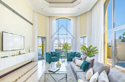 Living / Dining Room image for: Villa - 4 Bedrooms - 5 Bathrooms for sale in Garden Homes Frond C - Garden Homes - Palm Jumeirah - Dubai, Image 1