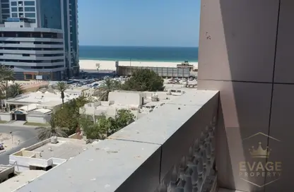 شقة - 2 غرف نوم - 2 حمامات للايجار في طريق كورنيش عجمان - عجمان