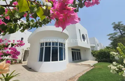 Villa - 4 Bedrooms - 5 Bathrooms for rent in Jumeirah 1 Villas - Jumeirah 1 - Jumeirah - Dubai