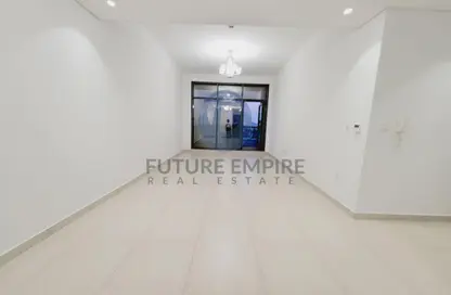 شقة - 2 غرف نوم - 2 حمامات للايجار في مبنى عرض المطار - منطقة القرهود - دبي شقة - 2 غرف نوم - 2 حمامات للايجار في مبنى عرض المطار - منطقة القرهود - دبي