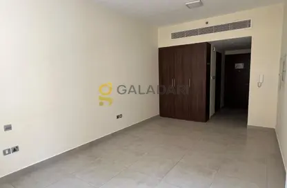 شقة - 1 حمام للايجار في امواج بيلدينج - السوق الكبير - بر دبي - دبي
