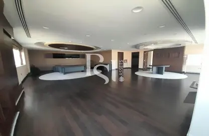 عمارة بالكامل - استوديو - 8 حمامات للايجار في شارع هزاع بن زايد الأول - معسكر آل نهيان - أبوظبي