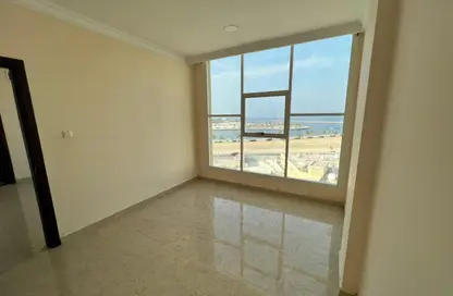 شقة - غرفة نوم - 1 حمام للايجار في برج الكورنيش - طريق كورنيش عجمان - عجمان
