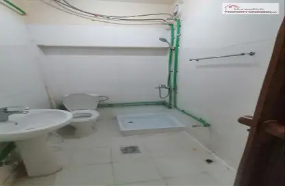 صورة لـ حمام شقة - 1 حمام للايجار في مطار البطين - منطقة المرور - أبوظبي ، صورة رقم 1
