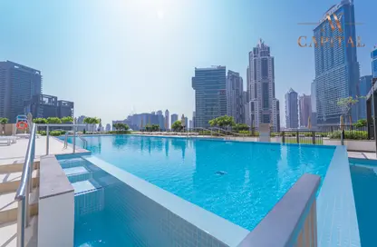 صورة لـ حوض سباحة شقة - 2 غرف نوم - 2 حمامات للبيع في برج التاج - دبي وسط المدينة - دبي ، صورة رقم 1