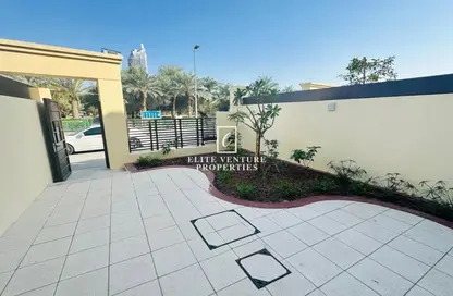 Villa - 3 Bedrooms - 4 Bathrooms for rent in District 13H - Jumeirah Village Circle - Dubai
