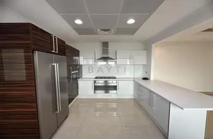 صورة لـ مطبخ فيلا - 4 غرف نوم - 5 حمامات للايجار في كلستر 3 - المدينة المستدامة - دبي ، صورة رقم 1